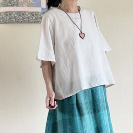 手織り服に合わせるシンプルブラウス（グレーがかった白）