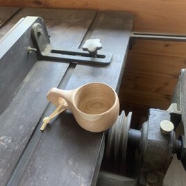 20240706017 1つの材料から削り出した【クルミ材】の木製マグカップ・ククサ