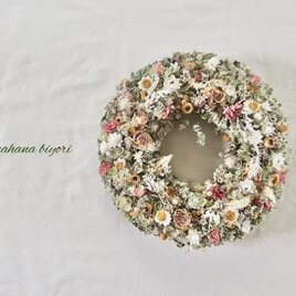 オフホワイトの薔薇と小花のナチュラルリースの画像