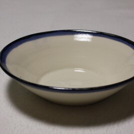 呉須で縁取りした深めのサラダ皿（大）の画像