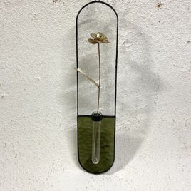 『何処かにどこかに咲く花”』 モスグリーン壁掛け一輪挿し ： 真鍮フラワー•ステンドグラスの画像
