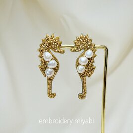 アレルギー対応　タツノオトシゴの淡水パールピアス　Golｄの画像