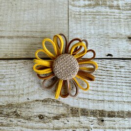 大人かわいい夏のお花ひまわりブローチ　スエード調リボン　コットンリネン　夏　向日葵　flower