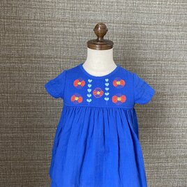 size80cm刺繍チュニックワンピース　赤い花とハートの葉の刺繍ロイヤルブルー　