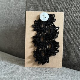 レース編みのボタンブローチレース　黒の画像