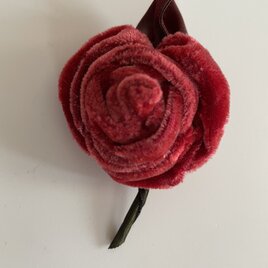 朱赤のベロアの薔薇のブローチの画像