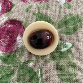 ヴィンテージのボタンのブローチの画像
