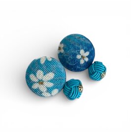 《イヤリング》世界に一つのデザイン☆ちりめん波に揺れる小桜＊空色の綺麗な包みボタンイヤリング