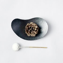 鎚目模様の勾玉皿（黒染）の画像