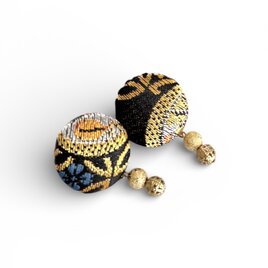 《ピアス》西陣織金襴で作ったゴールドのかっこいい包みぼたんイヤリング