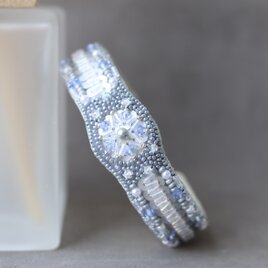 透明感のある輝きが美しいオートクチュール刺繍のバングル、ルミナスの画像