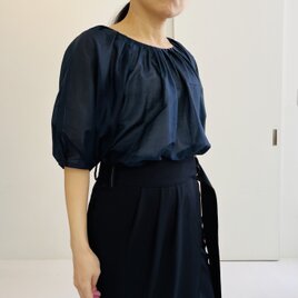 コットンシルクバルーンスリーブブラウス(ネイビー)の画像