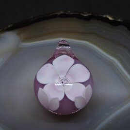 ガラスのアクセサリ・花の画像