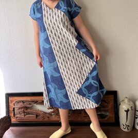 アフリカンバティック柄Vネックのシンプルワンピース　シンプルな形で柄を楽しむ　幾何学柄青白