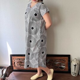 アフリカンバティック柄Vネックのシンプルワンピース　シンプルな形で柄を楽しむ　波紋柄白黒の画像
