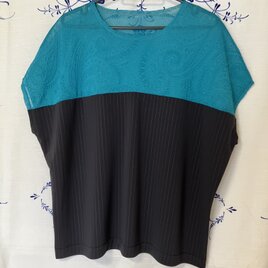 胸元で切替のあるふんわりＴシャツの画像