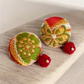 《ピアス》京都西陣織金襴の色鮮やかな桜と絹巻き水引玉結びのくるみボタンのピアス