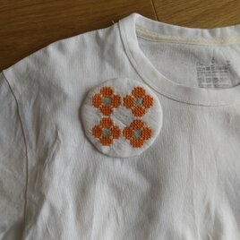 花モチーフの刺繍ブローチの画像