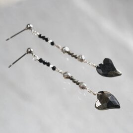 svart og pýrít heart earring：天然石パイライト/ブラックスピネル/シルバー　ピアス　黒の画像