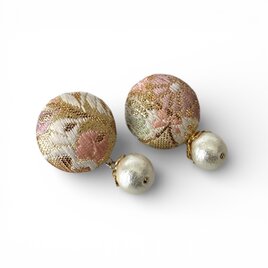 《ピアス》京都西陣織金襴クリーム色に桜の可愛い包みボタンにコットンパールのピアス