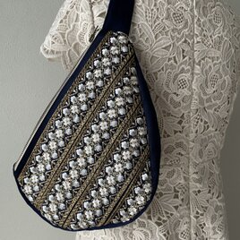 インド刺繍のスリングバッグの画像