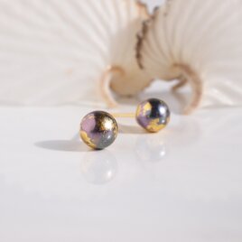 地球ピアス　金箔と6mmピーコックパールのスタッドピアス　アレルギーフリー　ユニセックスの画像