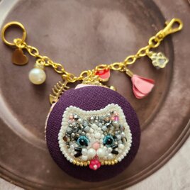 ビーズ刺繍猫さんの小さなマカロンポーチの画像