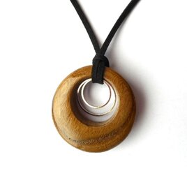 木のネックレス 黒柿リング型 本革丸コード | iichi 日々の