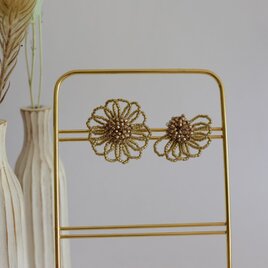 チョコレートコスモスのイヤリング アシンメトリー ビーズ刺繍の画像