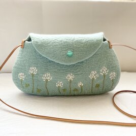 羊毛と天然石の刺繍ポシェット/シロツメクサの画像