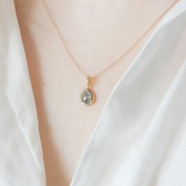 ナチュラルダイヤモンドのネックレス 　K10　gray pear shapeの画像
