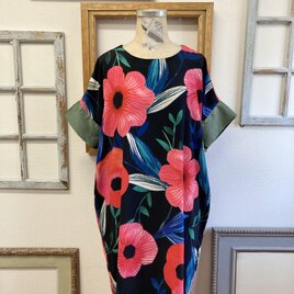 大人ワンピース❤️大きな花柄ポリエステル素材ワンピース　赤黒（サイズフリー L〜L L）の画像