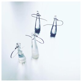 Moon drop shaped Earringの画像