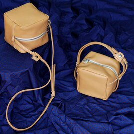 こっくりキャラメルカラー●ソフトシュリンク国産牛革使用◎キューブポシェット２WAY機能・内装キーホルダー付き