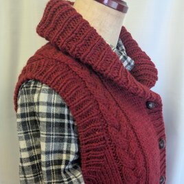 20％OFF 　ケーブル模様　ショールカラーのベスト　ケーブル模様　ヘチマ襟　縄編み　Bの画像