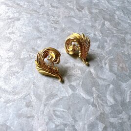 PA228-【 AVON 】エイボン・ヴィンテージピアス  Gold-tone feather motif rhinestoneの画像