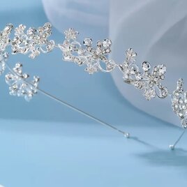 煌めきのウエディングカチューシャ ティアラ   tn24527   結婚式 セレモニー パーティー ウエディング ブライダルの画像