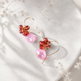 今日の私に小さな華やぎを＊ピンクトパーズとガーネットのフックピアス〜14KGF