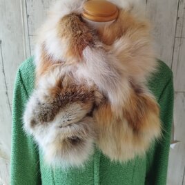 ¶ new antique fur ¶ レッドフォックスファースリット入りクロスマフラー「FRIA」の画像