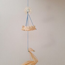 麦わらと樹皮細工のモビール　白鳥と王冠の画像