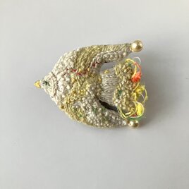 " 秋のすすきのような優しい色をまとう鳥さん"       秋冬刺繍ふっくらブローチの画像