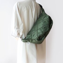身軽にお出かけ MA-1 キルティングボディバッグ 秋色 / オリーブグリーンの画像