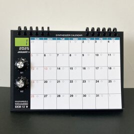 【2025年カレンダー】シンセカレンダー SKM-12  毎月変わるデザイン　卓上・マグネットの画像