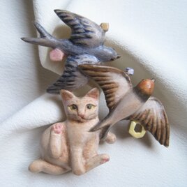 つばめと猫のブローチの画像