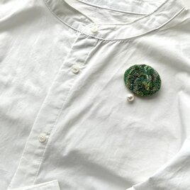 揺れるパールビーズと緑のオーバル型刺繍ブローチの画像