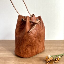 長財布が入る 味わい深いシボリ加工レザーの巾着ショルダーバッグ タンニンなめし(ヌメ革)