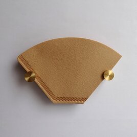 シンプルな真鍮のコーヒーフィルターホルダーの画像