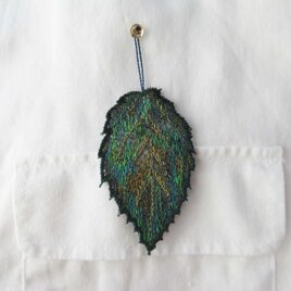刺繍ブローチ・ヒラリと舞う（緑）の画像