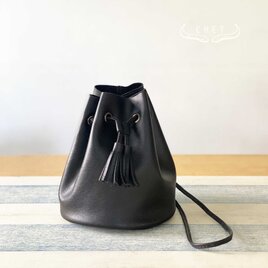 レザー巾着バッグ・タッセル付き黒　Mサイズの画像