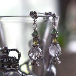 香水瓶のピアス（モスグリーン）の画像